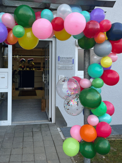 Eingang mit Ballons geschmückt