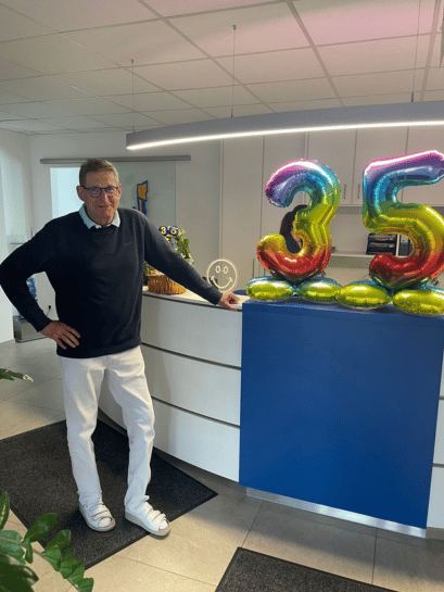 Dr. Zeitner am 35. Praxisjubiläum am Empfang stehend