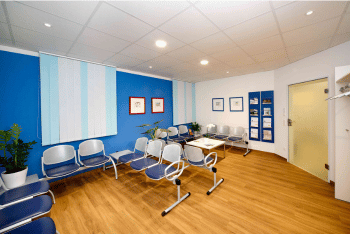 Wartezimmer mit Spielecke der Praxis Dr. Zeitner